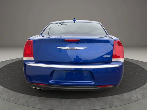 Used 2018 Chrysler 300 Touring w/ Chrome Appearance Package RWD image 6