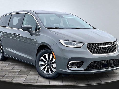 Used 2022 Chrysler Pacifica Touring-L w/ Uconnect Theater Family Group image 12