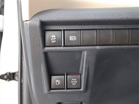 Used 2022 Toyota Sienna Limited image 22