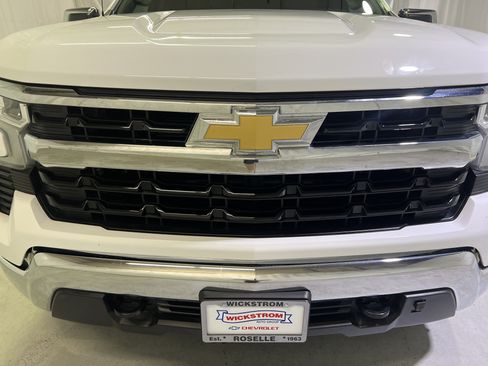 Used 2023 Chevrolet Silverado 1500 LT AWD/4WD image 4