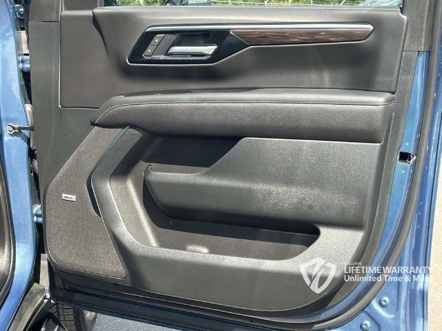 Used 2025 Chevrolet Tahoe Premier AWD/4WD image 32