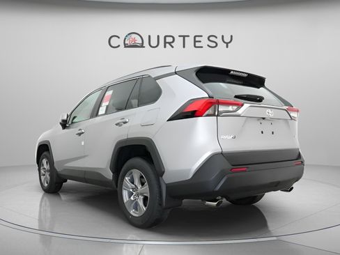Used 2025 Toyota RAV4 XLE w/ Convenience Package FWD image 8