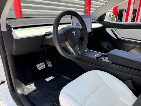 Used 2022 Tesla Model Y Performance AWD/4WD image 16