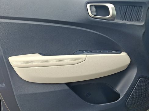 Certified 2023 Hyundai Venue Limited FWD image 13