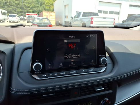 Used 2023 Nissan Rogue SV AWD/4WD image 8