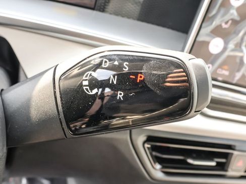 Used 2025 Volkswagen Tiguan SE image 23