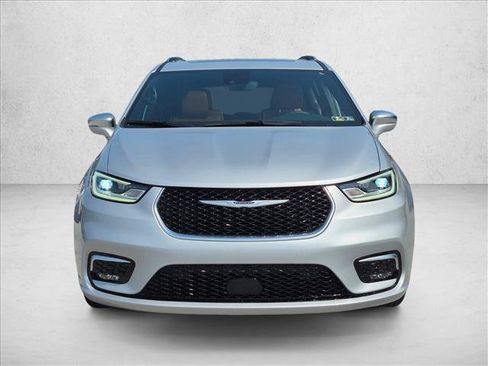 Used 2024 Chrysler Pacifica Pinnacle FWD image 2