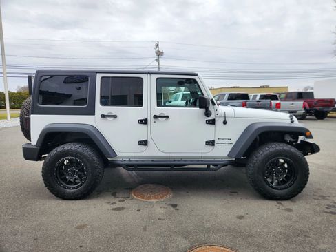 Used 2018 Jeep Wrangler Unlimited Sport S image 18