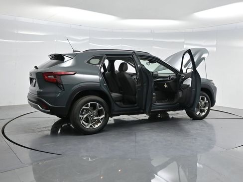 Used 2025 Chevrolet Trax LT w/ Driver Confidence Package FWD image 4