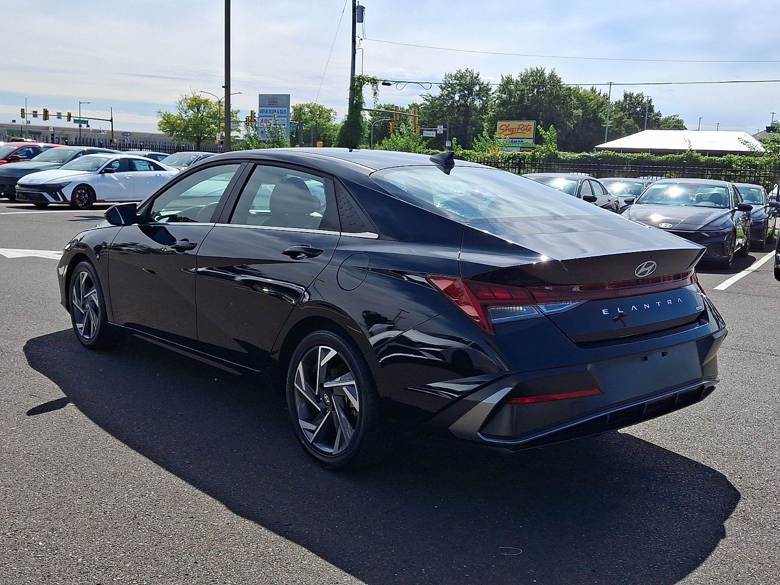 Certified 2025 Hyundai Elantra Limited FWD image 4