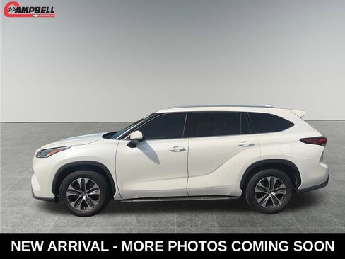 Used 2021 Toyota Highlander XLE image 2