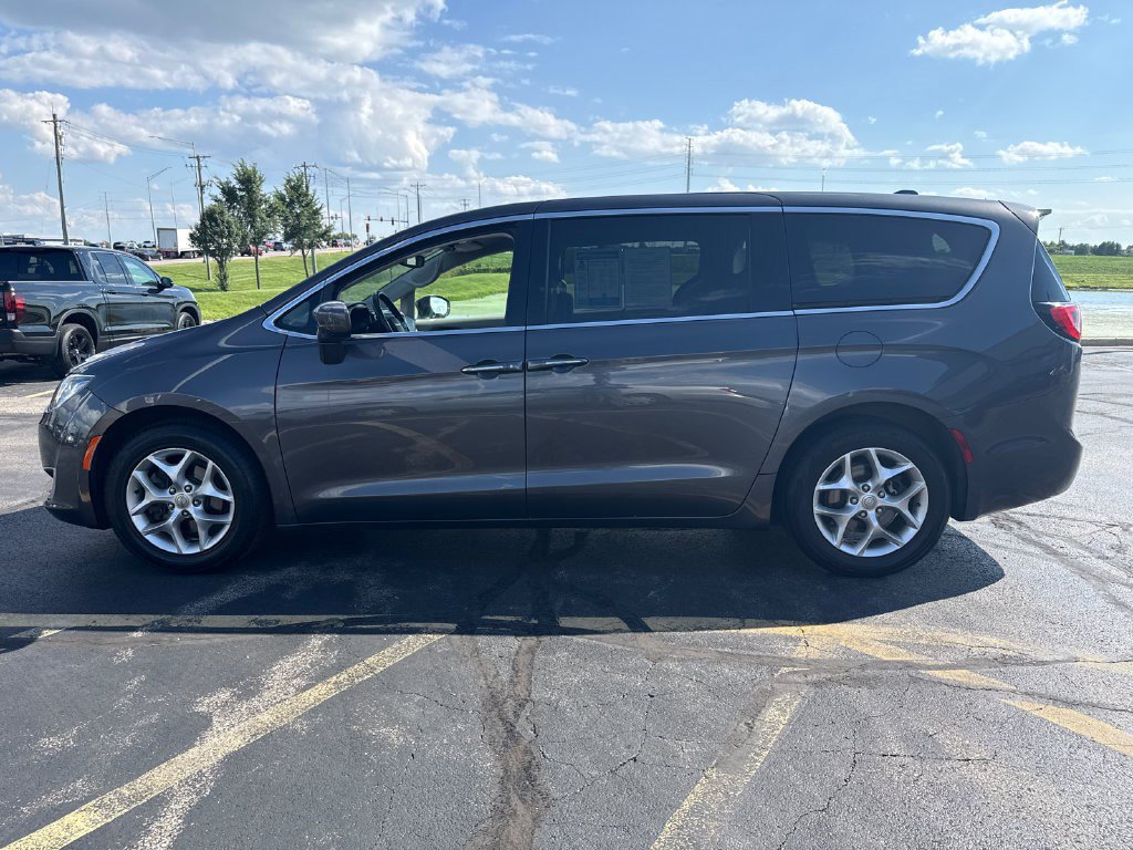 Used 2019 Chrysler Pacifica Touring Plus w/ Tire & Wheel Group FWD image 9