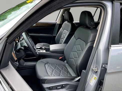 Used 2025 Volkswagen Atlas SE FWD image 15