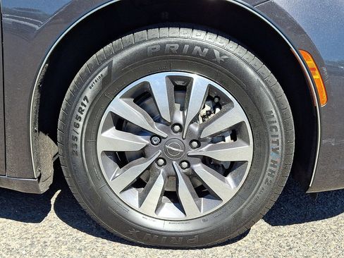 Used 2023 Chrysler Pacifica Touring-L FWD image 8