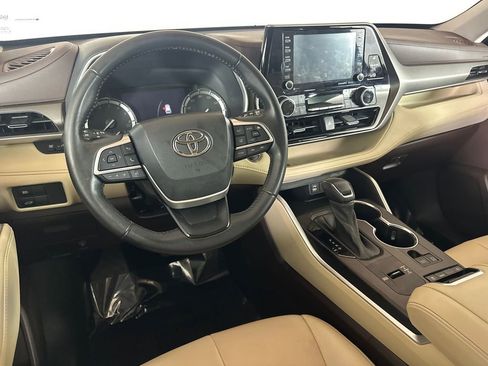Used 2022 Toyota Highlander XLE image 23