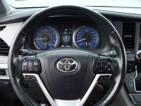 Used 2019 Toyota Sienna XLE w/ XLE Navigation Package FWD image 17