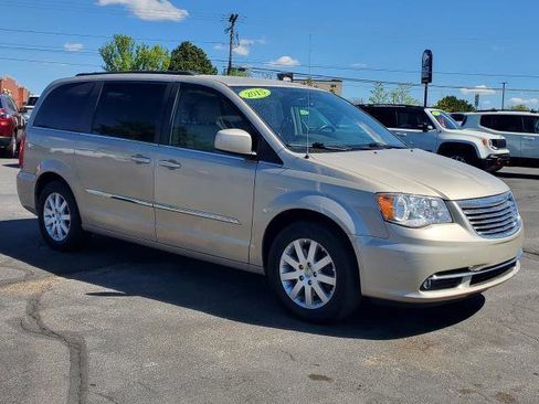 Used 2015 Chrysler Town & Country Touring FWD image 2