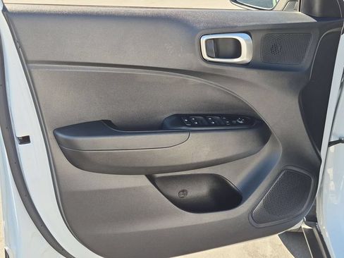 Used 2025 Hyundai Venue SEL FWD image 11