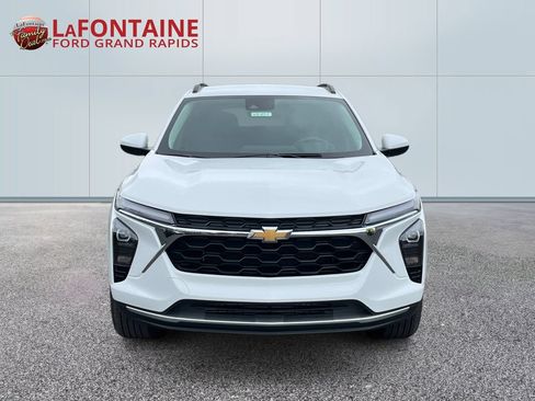 Used 2025 Chevrolet Trax LT FWD image 2