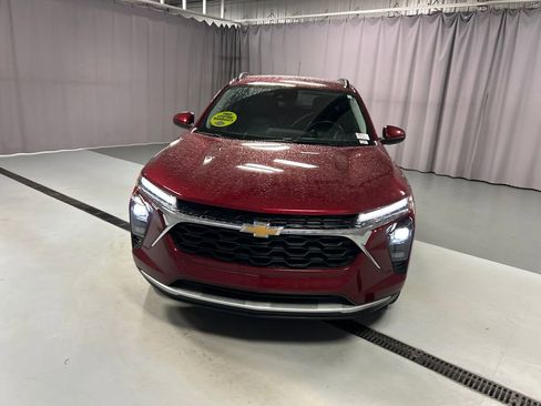 Used 2025 Chevrolet Trax LT w/ LT Convenience Package FWD image 2