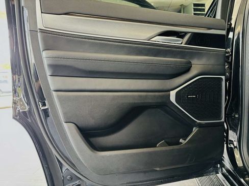 Used 2025 Jeep Wagoneer Series II AWD/4WD image 39
