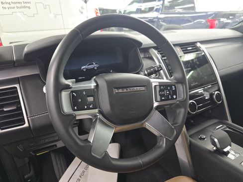 Used 2024 Land Rover Discovery Dynamic SE AWD/4WD image 8