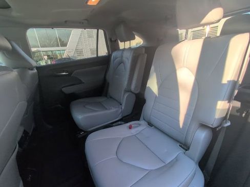 Used 2023 Toyota Highlander XLE image 25