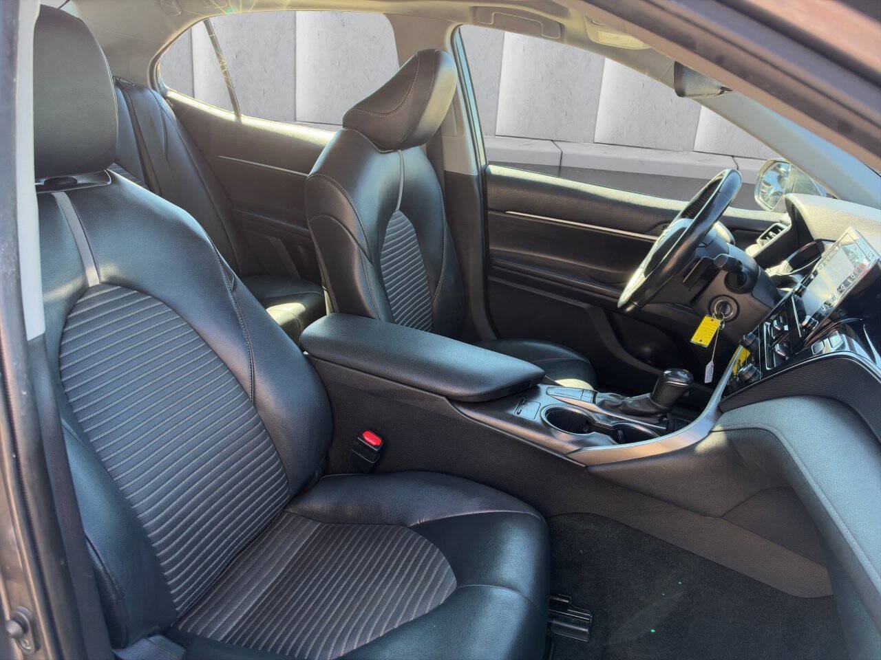 Used 2022 Toyota Camry SE w/ Cold Weather Package FWD image 11