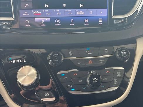 Used 2022 Chrysler Pacifica Touring-L FWD image 13