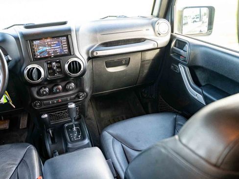 Used 2016 Jeep Wrangler Unlimited Rubicon w/ Connectivity Group AWD/4WD image 26