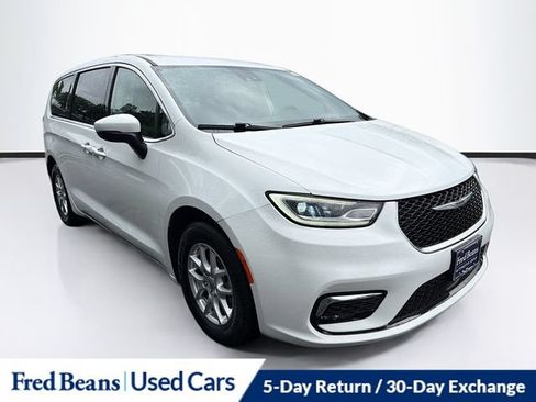 Used 2023 Chrysler Pacifica Touring-L FWD image 1