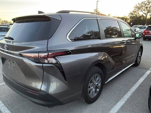 Used 2024 Toyota Sienna XLE image 7