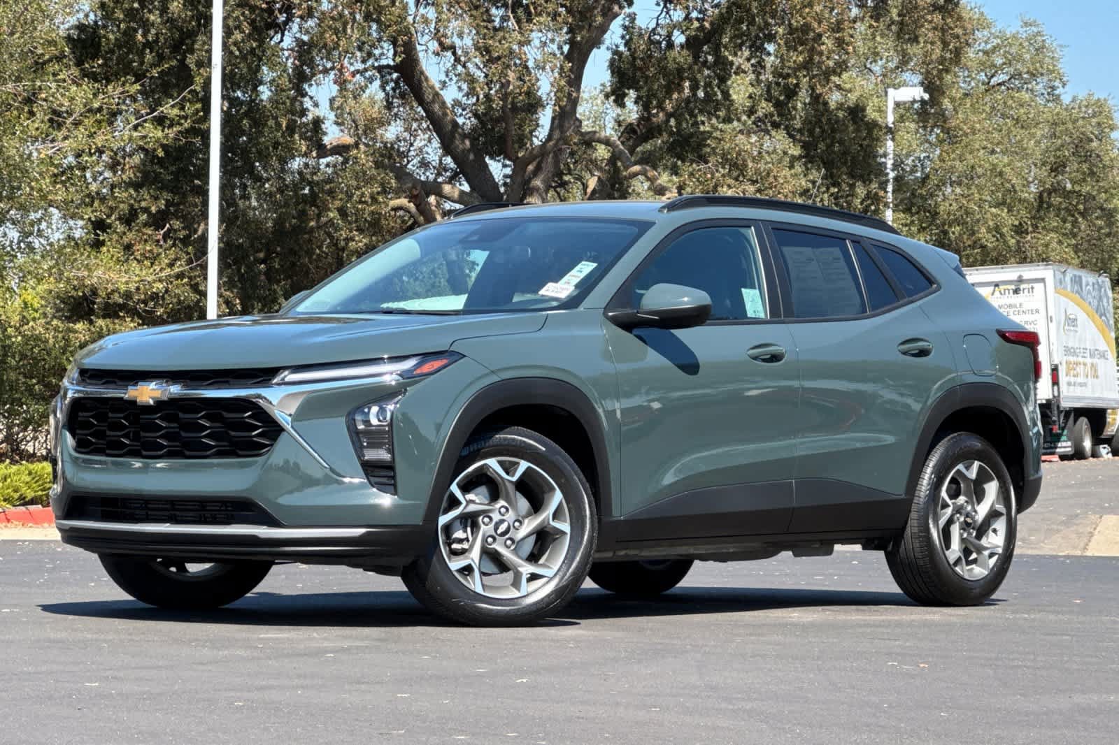Used 2025 Chevrolet Trax LT FWD image 1