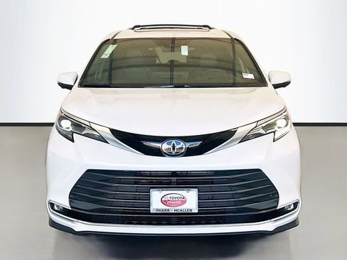 New 2026 Toyota Sienna Platinum image 2