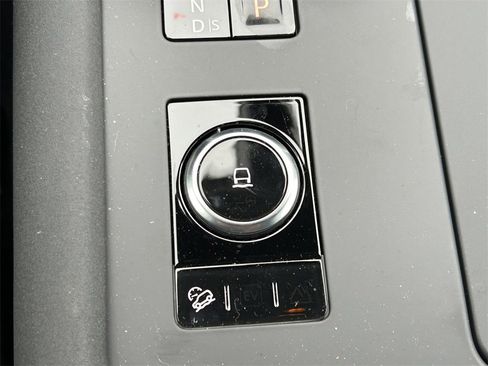 Used 2025 Land Rover Discovery S image 34