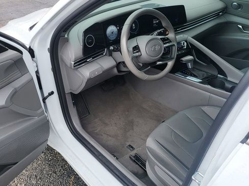 Used 2025 Hyundai Elantra SEL FWD image 3