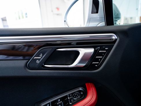 Used 2023 Porsche Macan S image 31