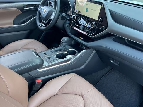 New 2025 Toyota Highlander XLE image 14