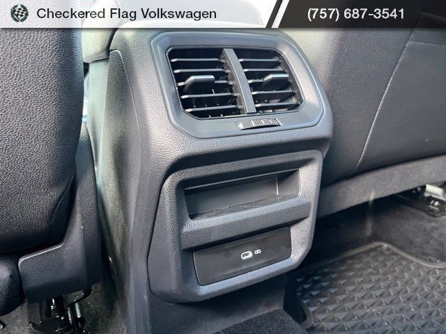 Used 2025 Volkswagen Taos SE FWD image 27