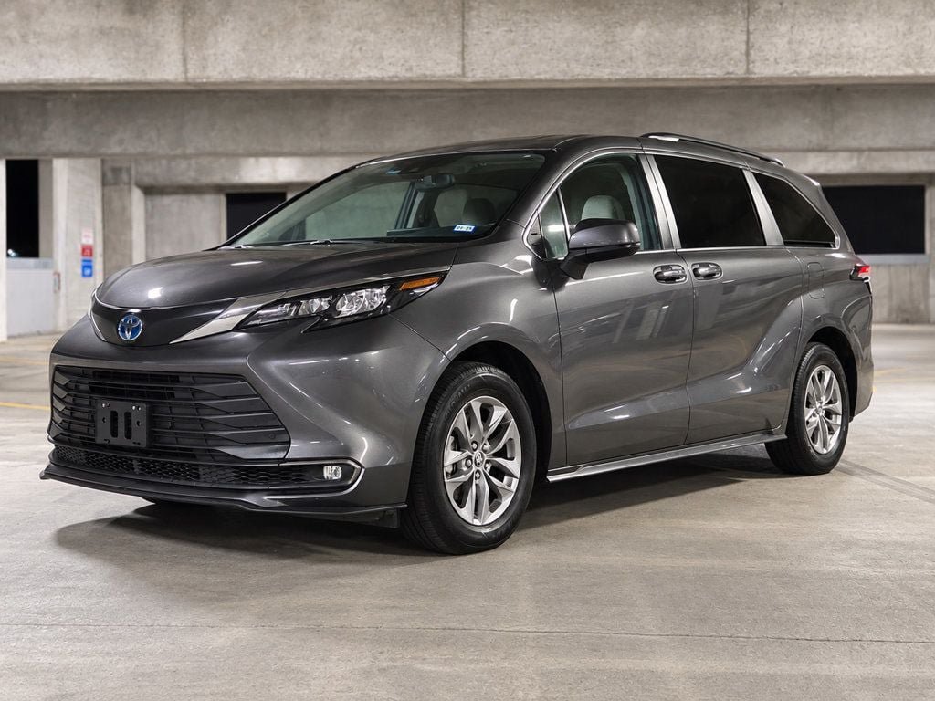 Used 2025 Toyota Sienna XLE FWD image 22