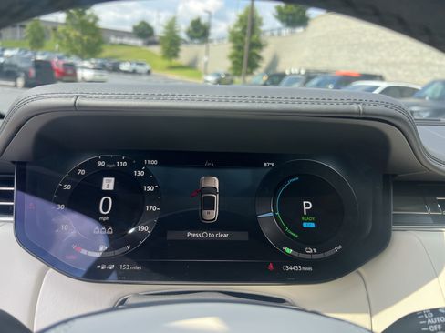 Certified 2025 Land Rover Range Rover SE AWD/4WD image 24