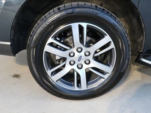 Used 2023 Ford Expedition Max XLT image 7