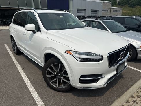 Used 2019 Volvo XC90 T5 Momentum w/ Multimedia Package AWD/4WD image 4