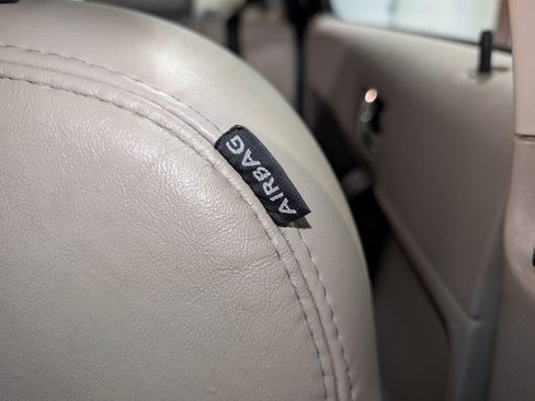 Used 2010 Ford Focus SEL image 42