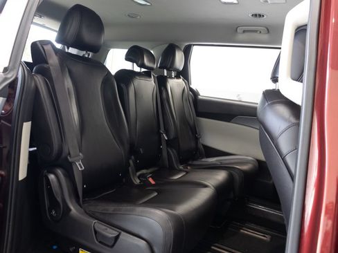 Used 2024 Kia Carnival LX FWD image 24