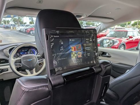 Used 2018 Chrysler Pacifica Limited w/ Advanced Safetytec Group FWD image 10