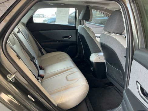 Certified 2025 Hyundai Elantra Limited FWD image 10