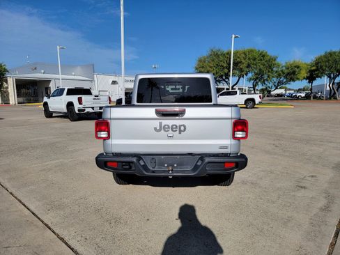 Used 2023 Jeep Gladiator Overland image 6