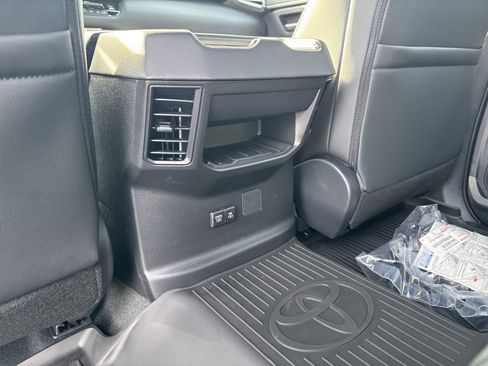 Used 2025 Toyota Tundra Limited image 26