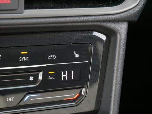 Certified 2025 Volkswagen Taos SE AWD/4WD image 28